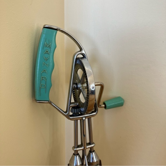 Maynard Manual Egg Beater Vintage Kitchen Hand Crank Whisk Aqua Green #54 - Picture 2 of 10